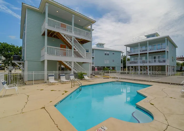 Walk To Beach: Gem, Pool & Water Views Gulf Shores