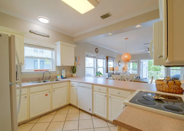 Walk To Beach: Gem, Pool & Water Views *