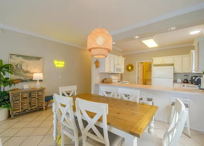 Holiday home Walk To Beach: Gem, Pool & Water Views