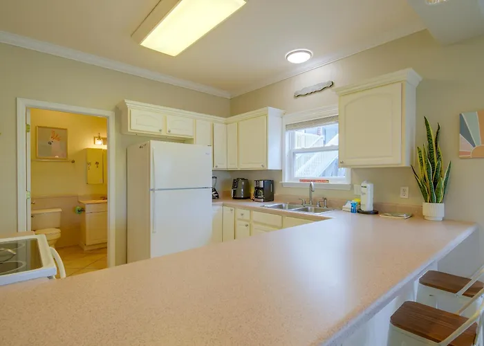 Walk To Beach: Gem, Pool & Water Views * Gulf Shores