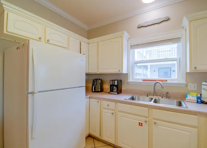 Holiday home Walk To Beach: Gem, Pool & Water Views Gulf Shores