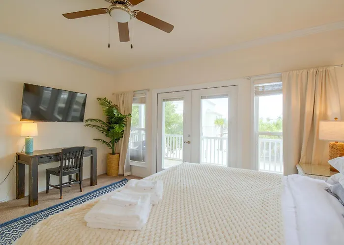 Holiday home Walk To Beach: Gem, Pool & Water Views