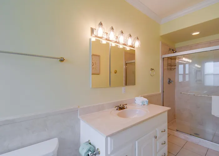 Walk To Beach: Gem, Pool & Water Views * Gulf Shores