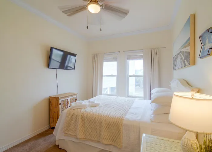 Holiday home Walk To Beach: Gem, Pool & Water Views *