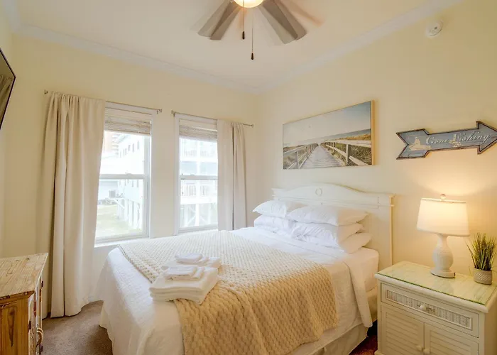 Holiday home Walk To Beach: Gem, Pool & Water Views