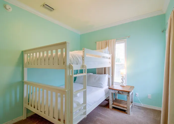 Holiday home Walk To Beach: Gem, Pool & Water Views